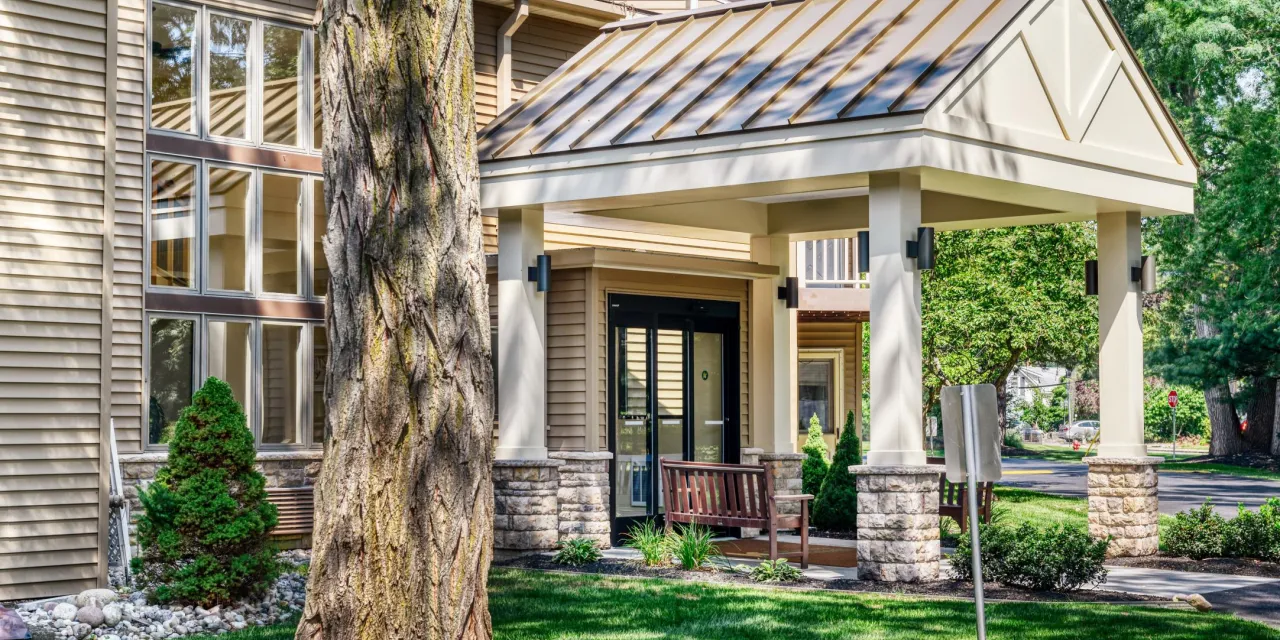 Exterior view of the Parkland Garden Apartment facade and portico