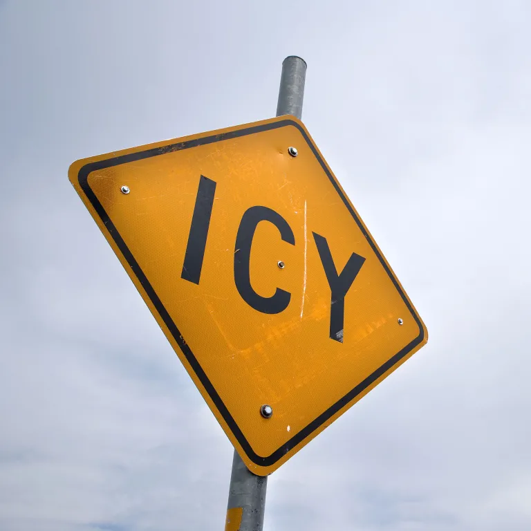 Road sign reading 'Icy'